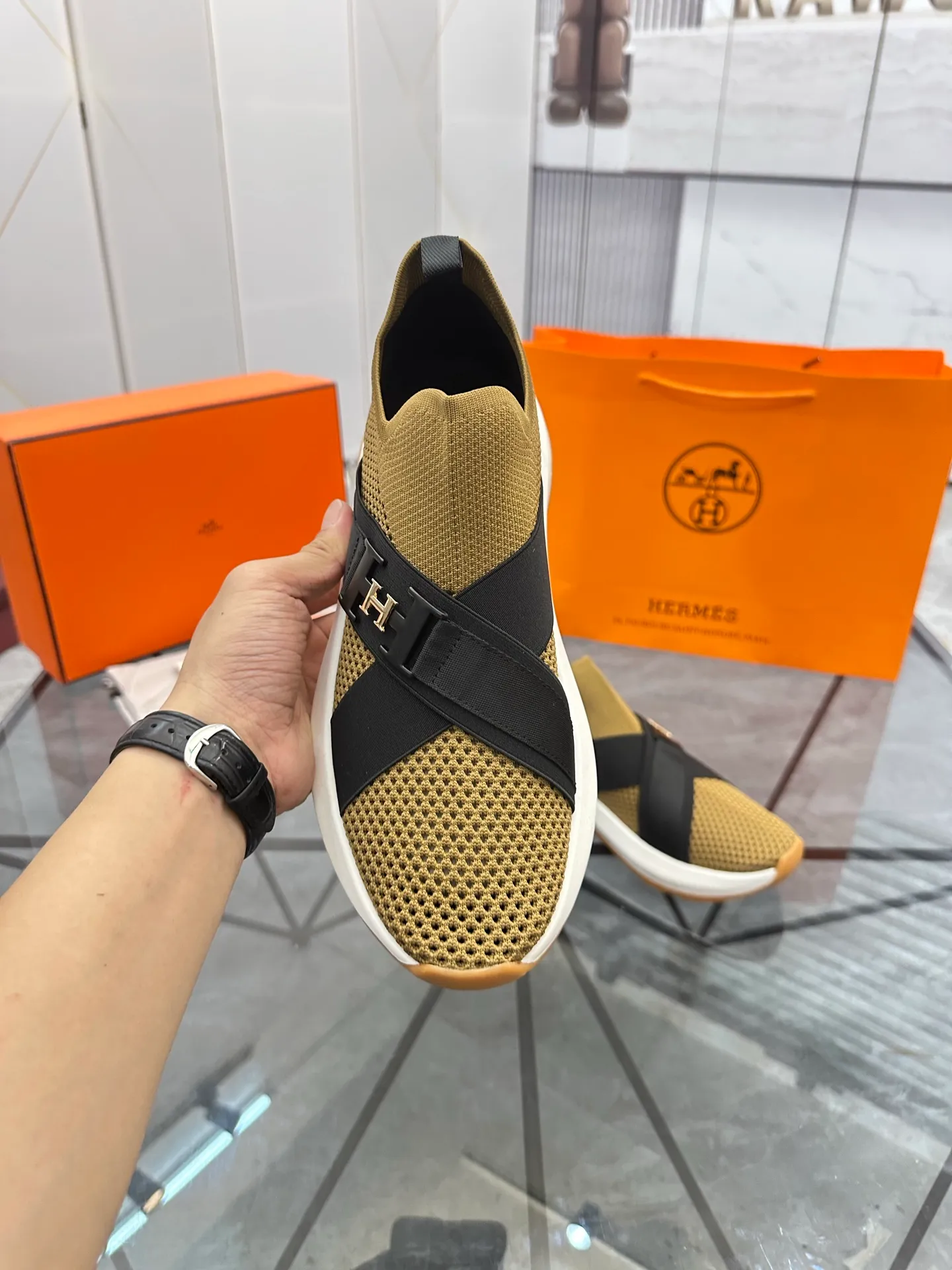 Men's shoes: 💰P620¥ High-end top quality Product trademark: Hermes *"Hermès*" low-top casual shoes Regular size: 38-45 (can be customized to 46) Product materials: Upper imported from the counter original fly weave, breathable lining, cowhide foot pads, original outsole. No.: 001